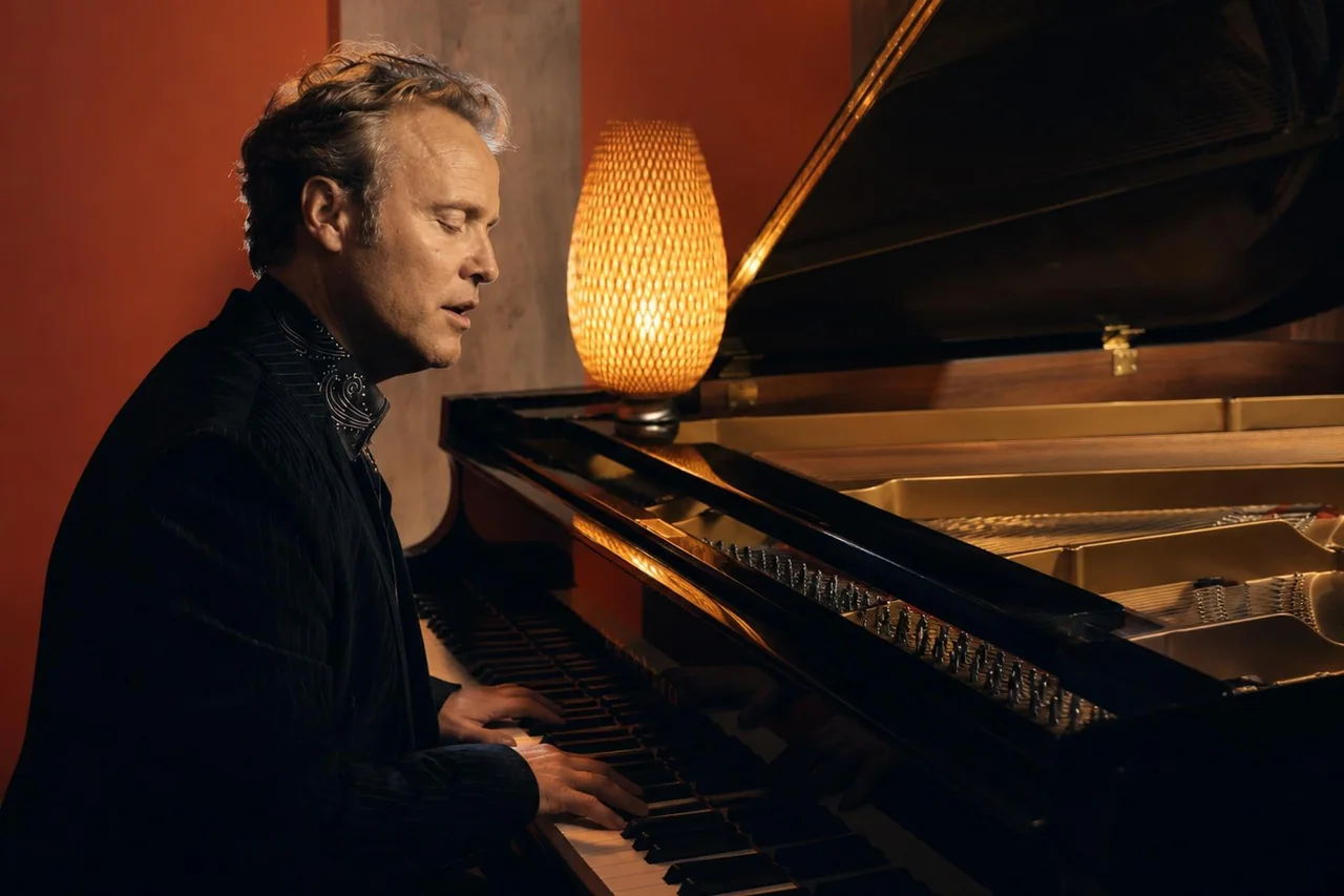 Howard Anderson singing at a grand piano